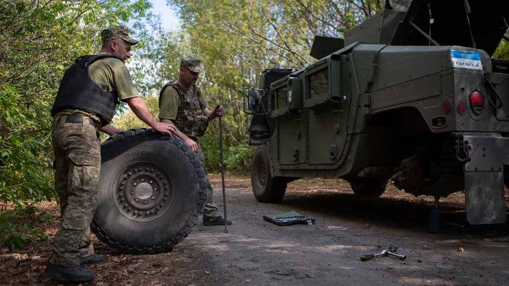 Механіки мобільної ремонтної групи міняють колесо на бронеавтомобілі Humvee / Фото: Суспільне