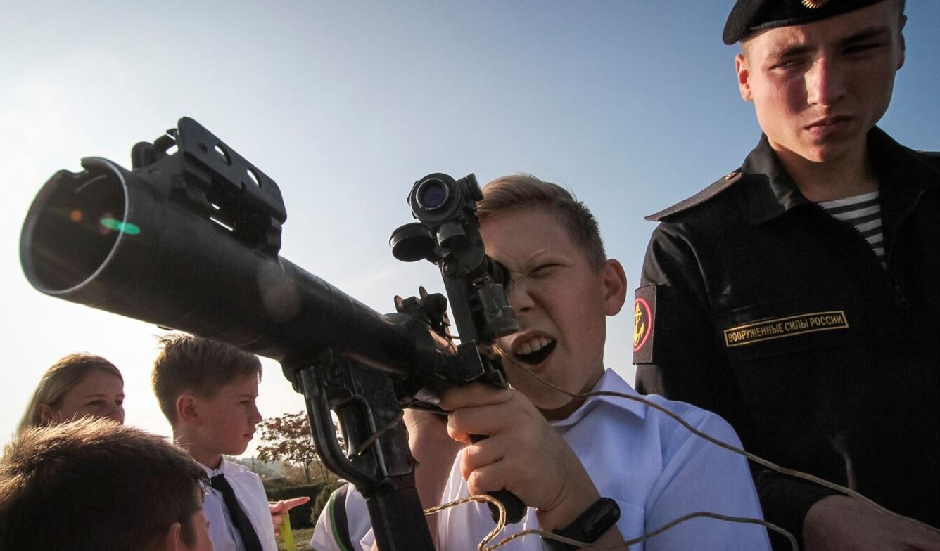 Ребенок с ручным гранатометом на присяге новобранцев российского объединения "Юнармия" / Фото: Reuters
