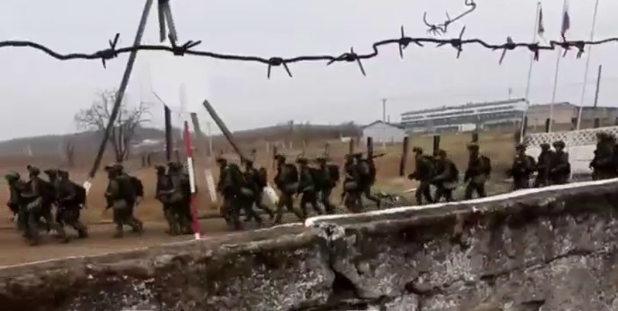 Вероятно, корейские военные в поселке Сергеевка, Россия, октябрь 2024 / Кадр из видео