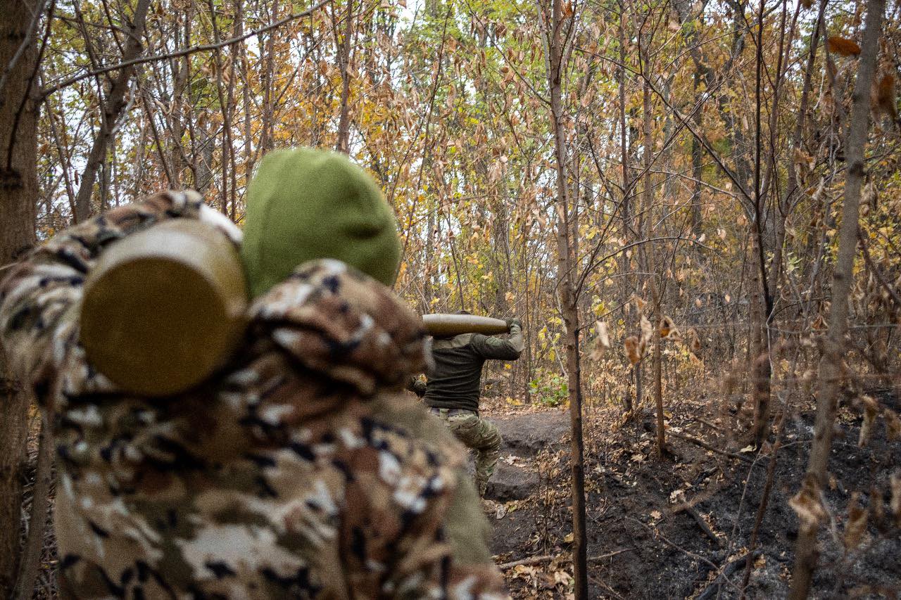 Український військовий з артилерійським снарядом / Фото: 4 окрема танкова бригада