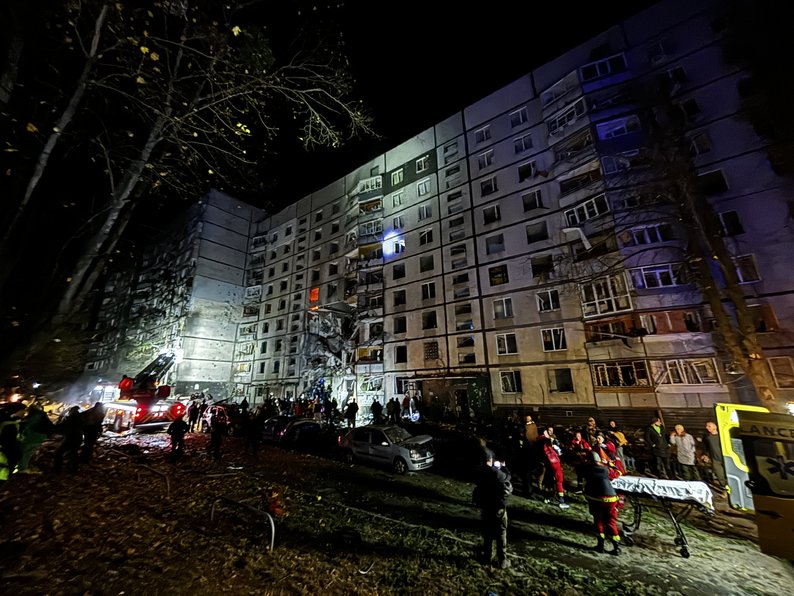 Руйнування багатоповерхівки на Салтівці у Харкові після російського удару / Фото: Суспільне