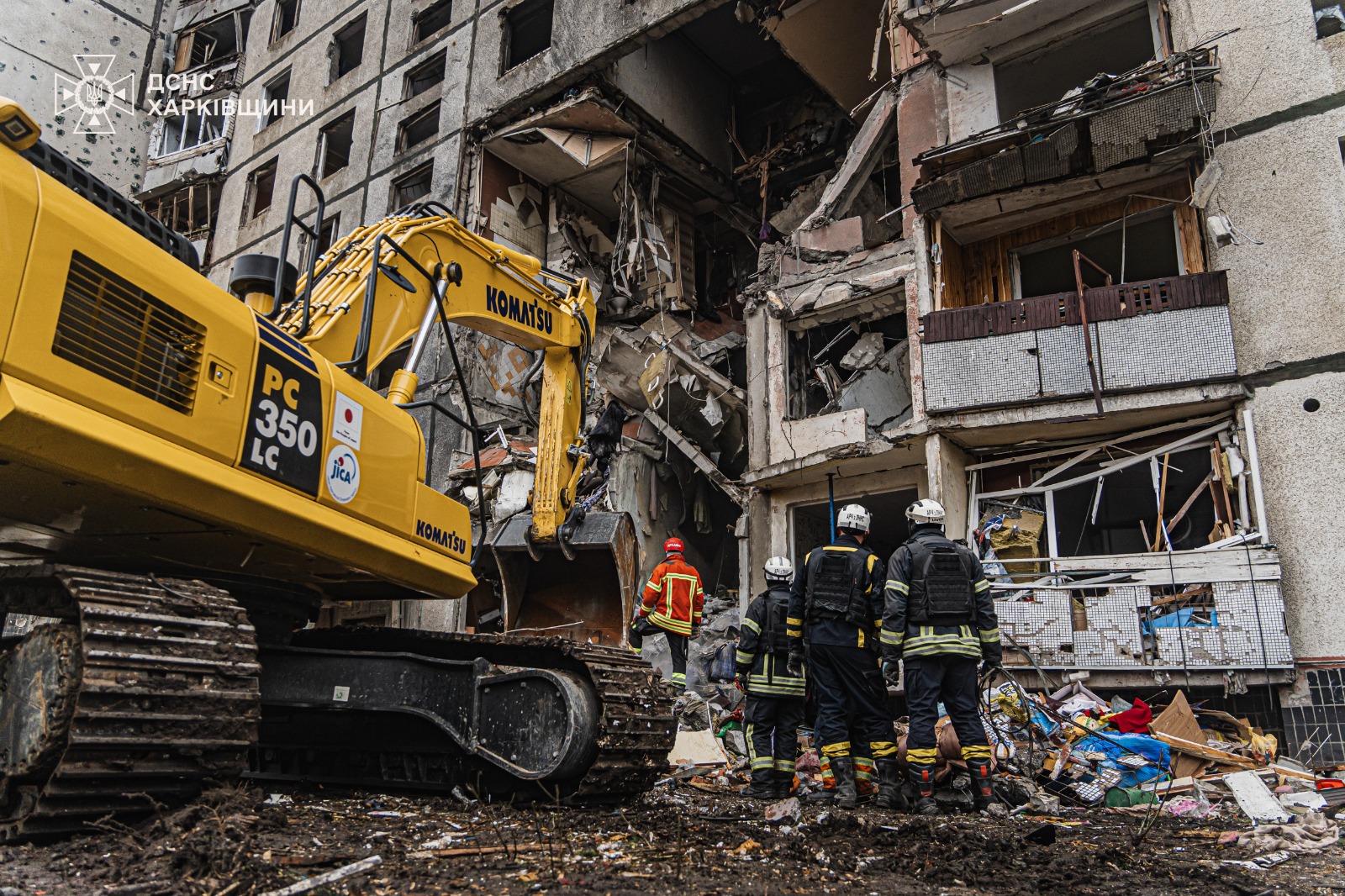 Аварийно-спасательные работы продолжаются на месте удара по многоэтажке в Харькове / Фото: ГСЧС