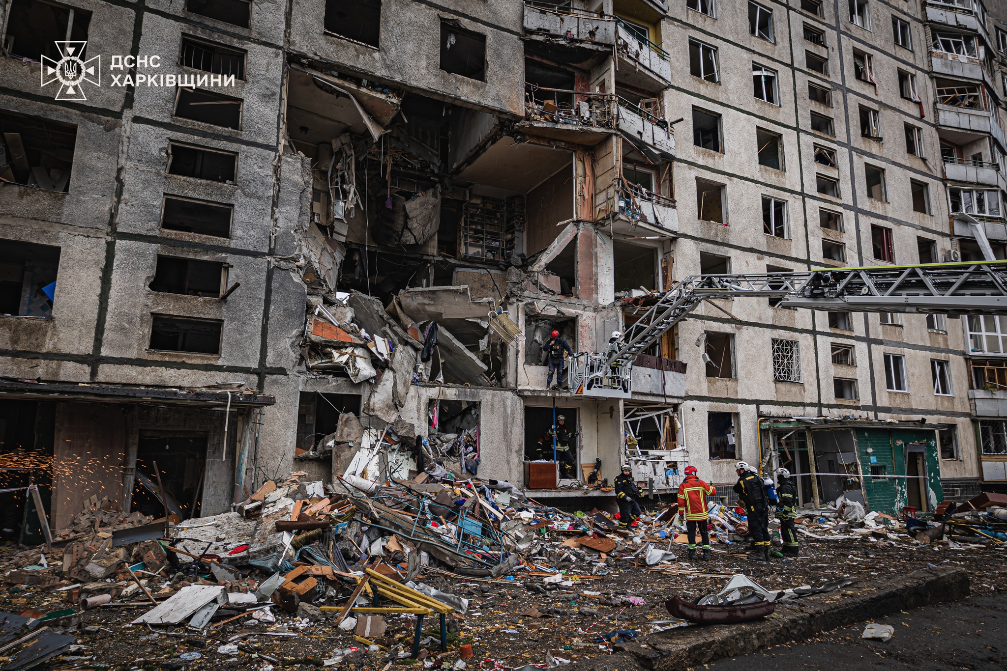 Тривають аварійно-рятувальні роботи та розбір завалів після російського удару по житловій багатоповерхівці у Харкові / Фото: ДСНС