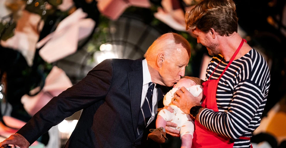 Джо Байден на вечірці до Геловіну / biden halloween