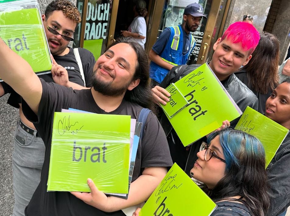 Фанати співачки Charli XCX з вінилами її альбому “Brat” / Фото: instagram/charli_xcx