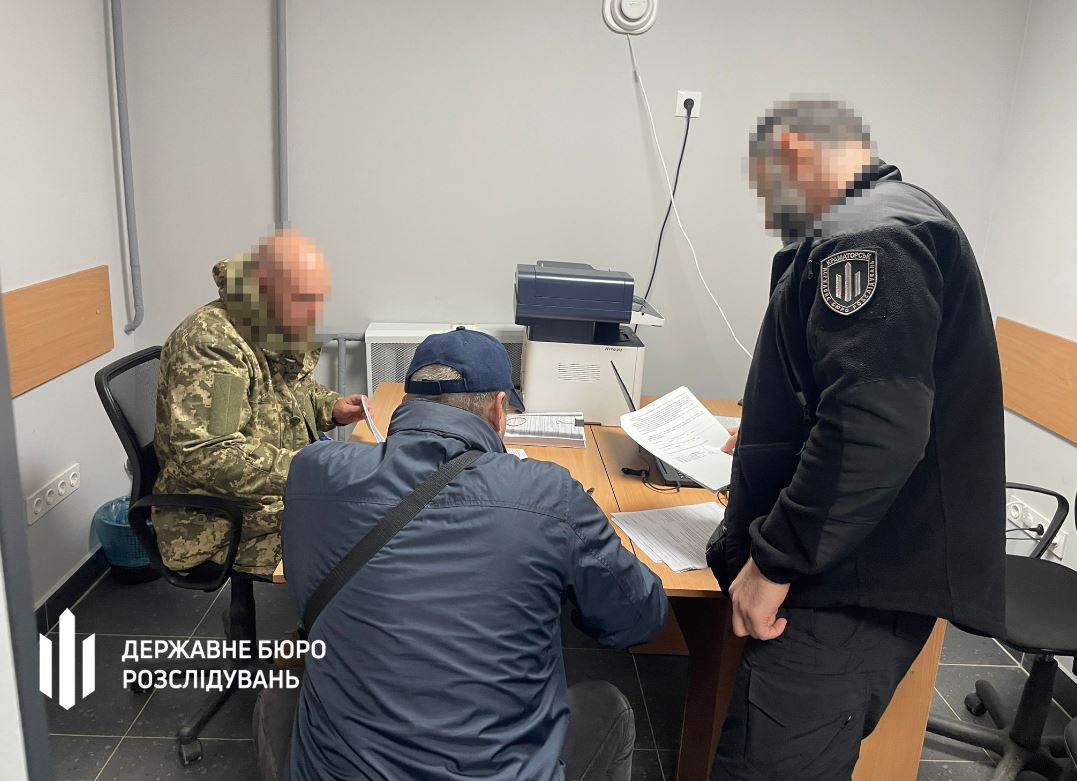 ДБР викрило полковника медслужби, який допоміг дружині отримати майже мільйон "бойових" / Фото: ДБР