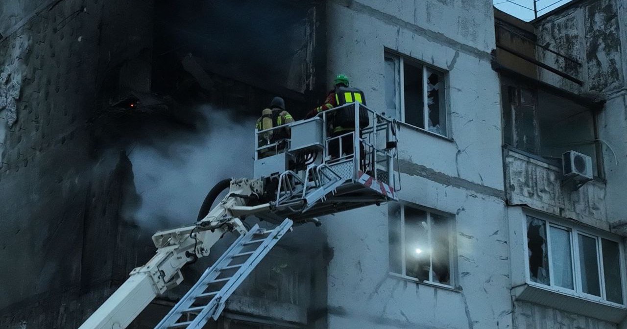 Внаслідок атаки БпЛА у Святошинському районі Києва сталось загоряння на площі 50 кв. м. Пожежу ліквідовано. На 16-му поверсі та часткове руйнування у квартирах на 15 та 16 поверхах 16-поверхового житлового будинку / Фото ДСНС