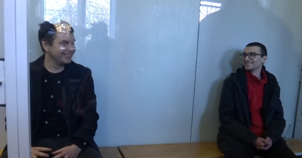 Двое из предателей в зале подсудимых / Скриншот из видео