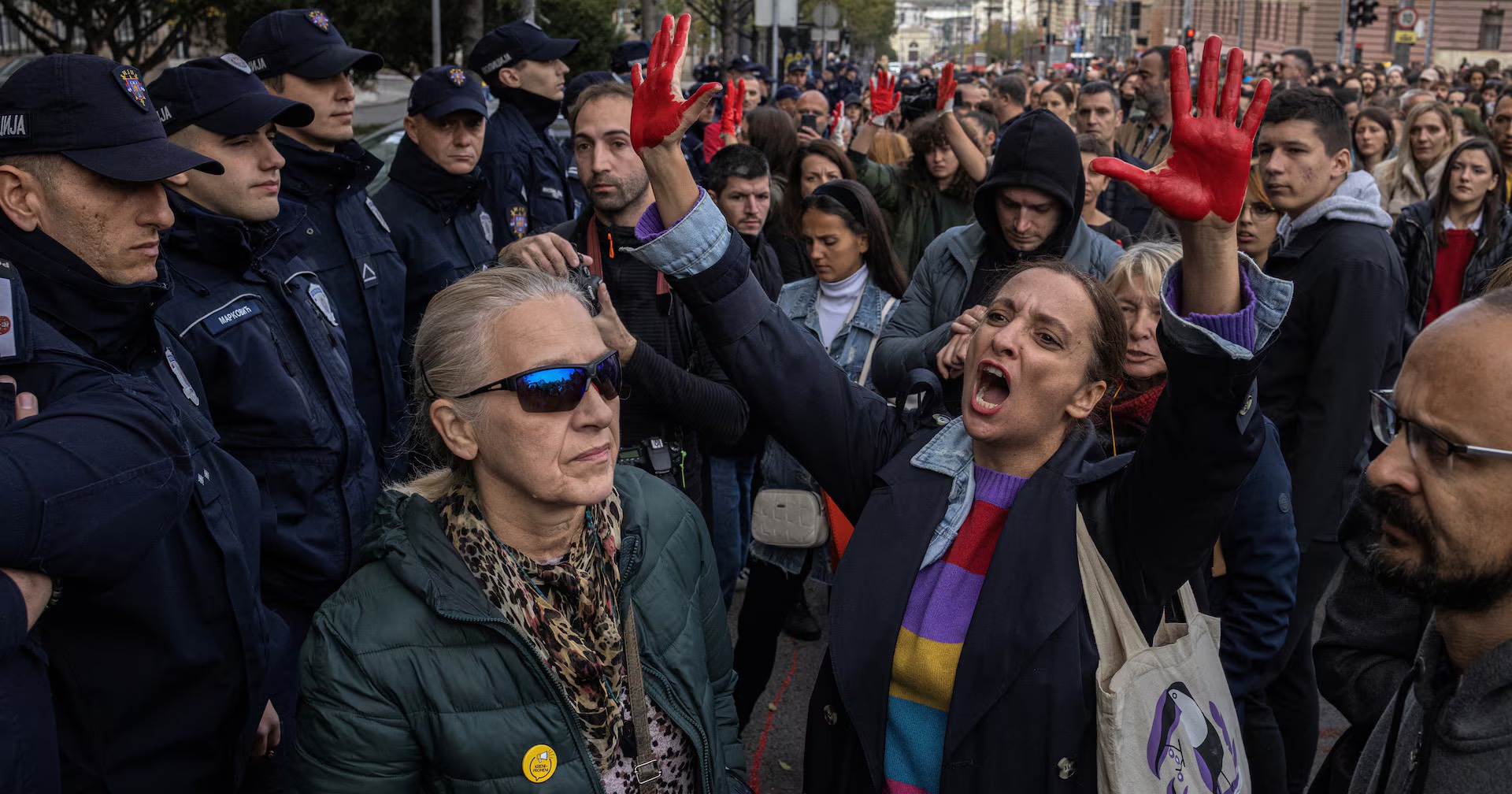 Полиция охраняет демонстрантов, протестующих против аварии на железнодорожной станции в сербском городе Нови-Сад, на площади перед зданием правительства в Белграде, 3 ноября 2024 года / Фото Reuters