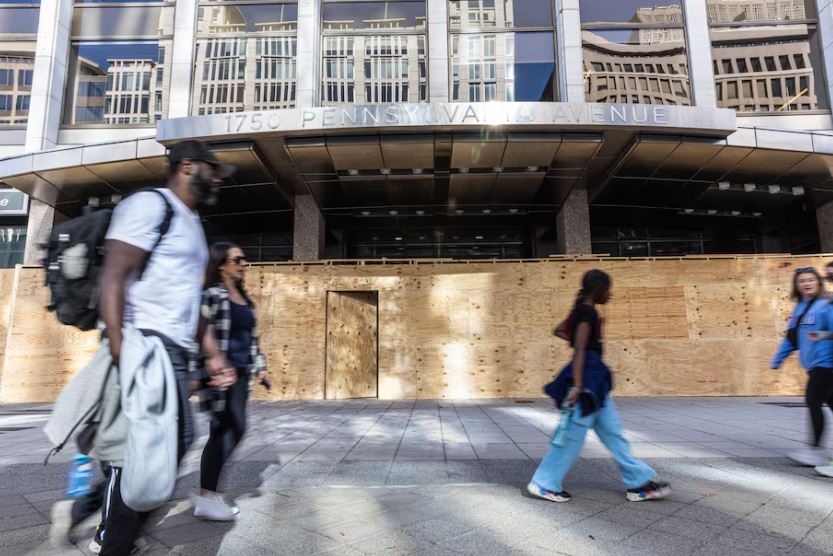 Будівлю на Пенсильванія-авеню, за кілька кварталів від Білого дому, яка  забита дошками під час підготовки до виборів / Фото: The Washington Post