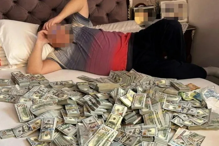 Чоловік голови МСЕК під час обшуку ДБР позував із горою доларів / Фото: ДБР