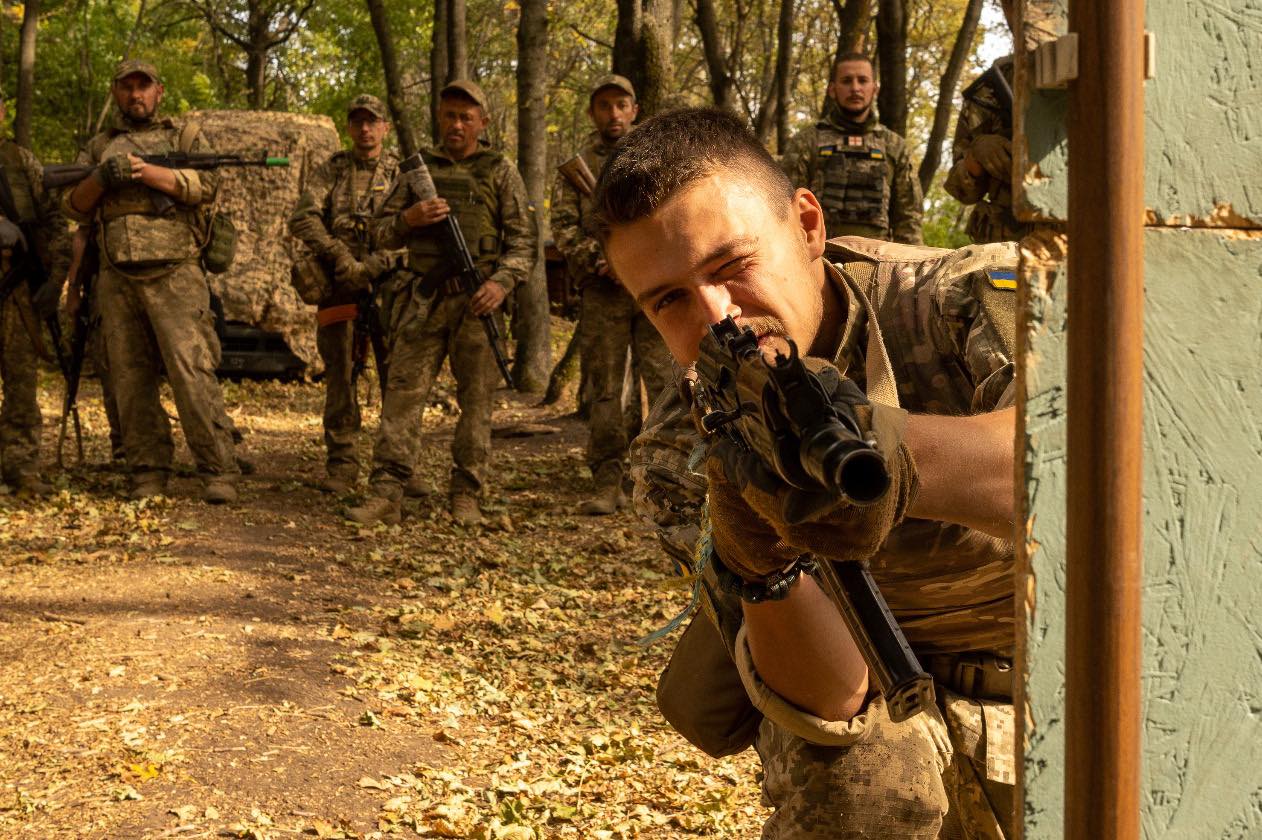 Training recruits to shoot from awkward positions / Photo: 4th Independent Tank Brigade