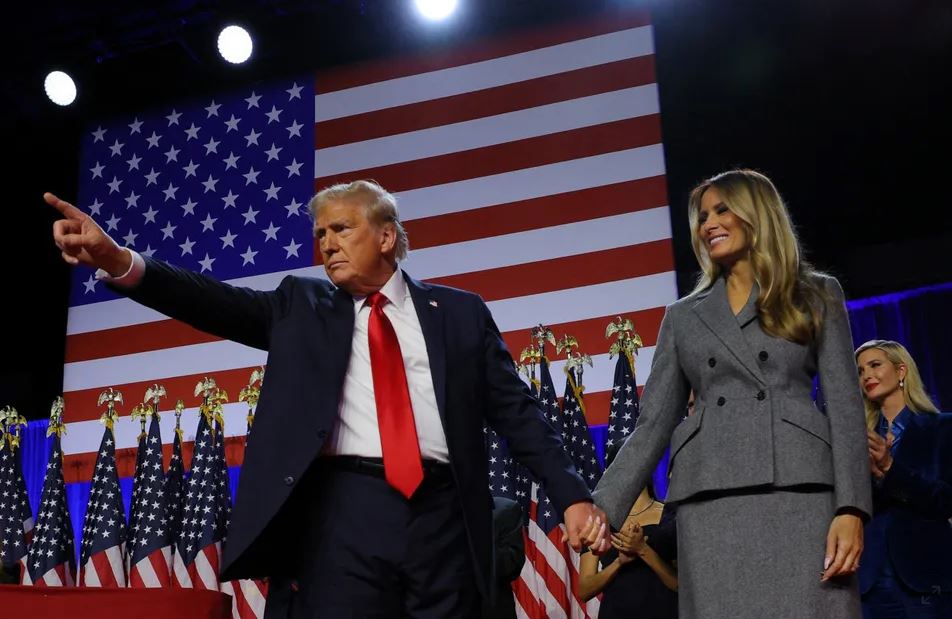 Дональд Трамп вместе с женой Меланией во время выступления перед сторонниками в Вест-Палм-Бич, Флорида / Фото: Reuters