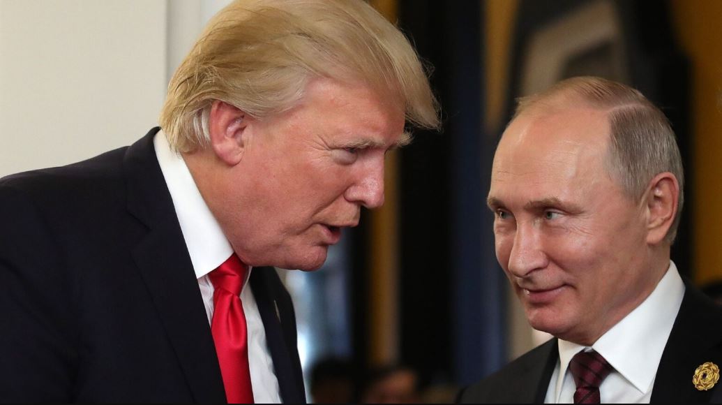 Дональд Трамп і Володимир Путін під час зустрічі у В’єтнамі 2017 року / Фото: ТАСС