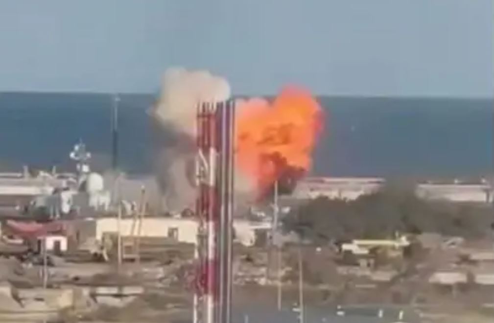 Момент влучання БПЛА по об'єктах в порту Каспійська / Кадр з відео