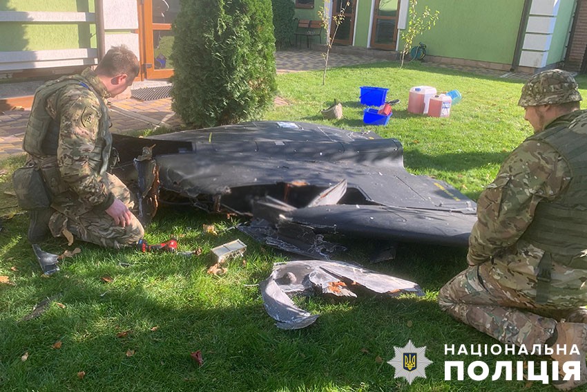 Робота вибухотехніків на місці падіння БПЛА / Фото: Нацполіція