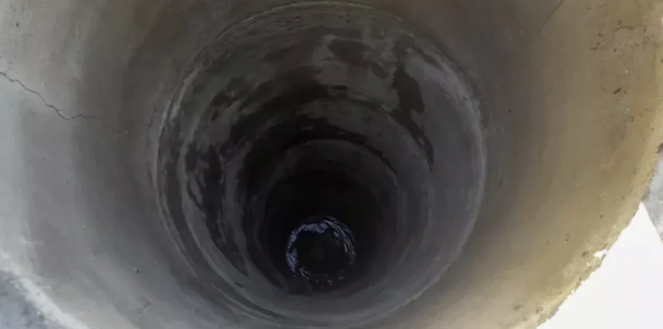 Колодец, куда упал мужчина / ГСЧС