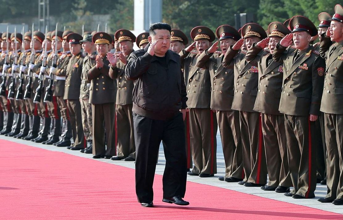 Ким Чен Ын с солдатами армии Северной Кореи / Фото: Reuters