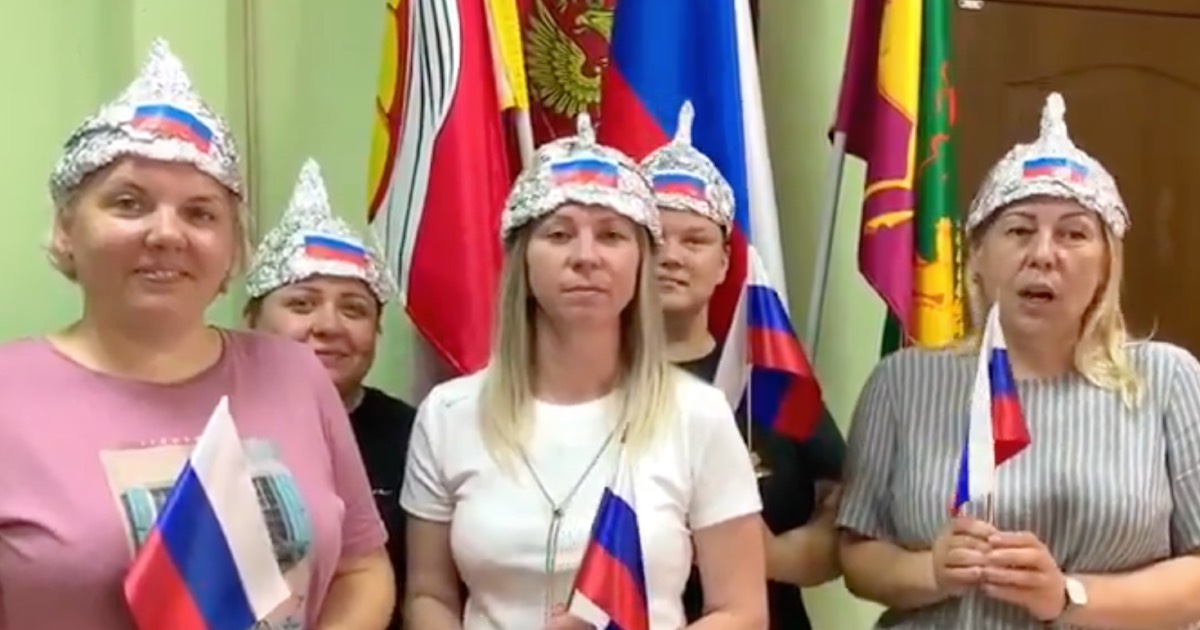 Russian teachers hold the action ‘Helmet of the Fatherland’ / Video screenshot