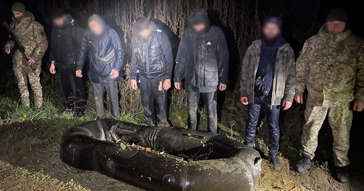 П’ятеро “ухилянтів” намагалися переплисти Тису у гумовому човні / Фото ДПСУ