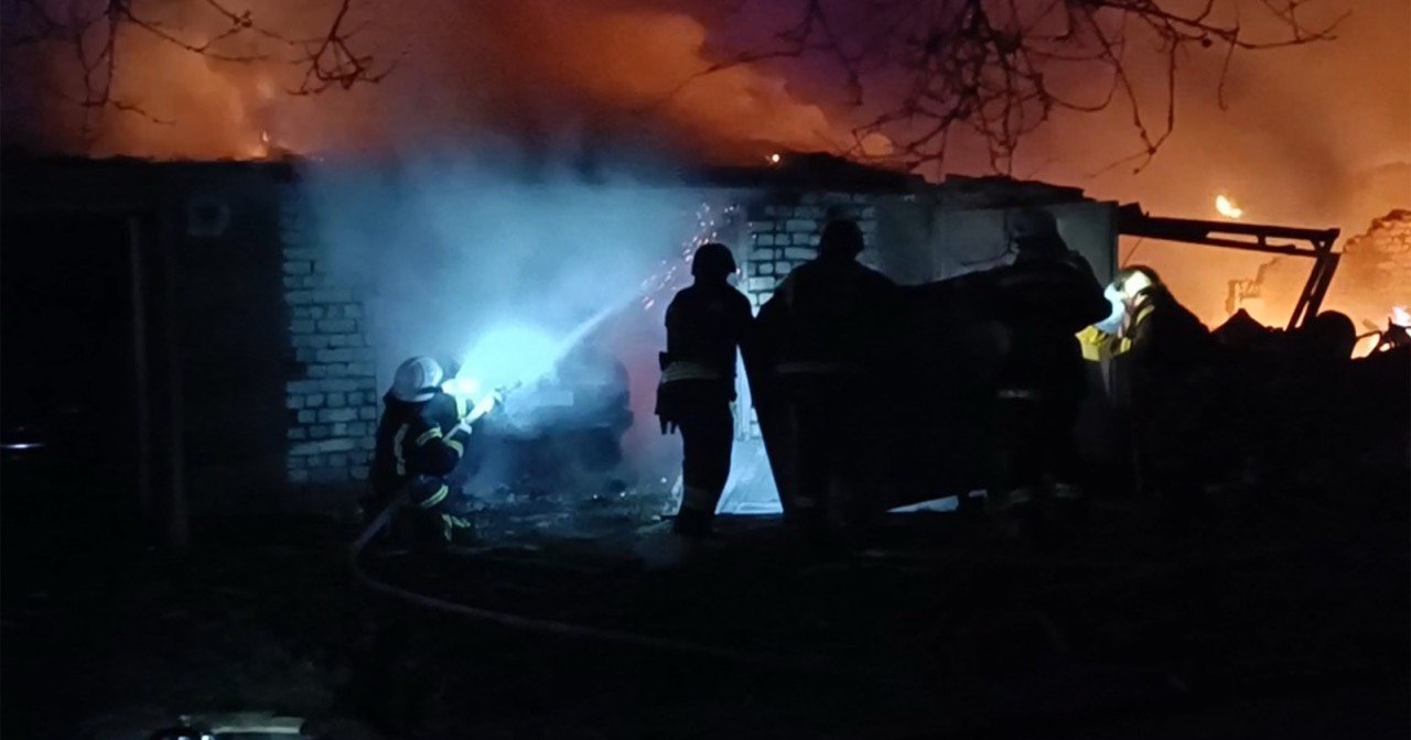 Спасатели ликвидировали масштабный пожар после вражеской атаки на Шостку 3 ноября 2024 года. Иллюстративное фото / Фото ГСЧС