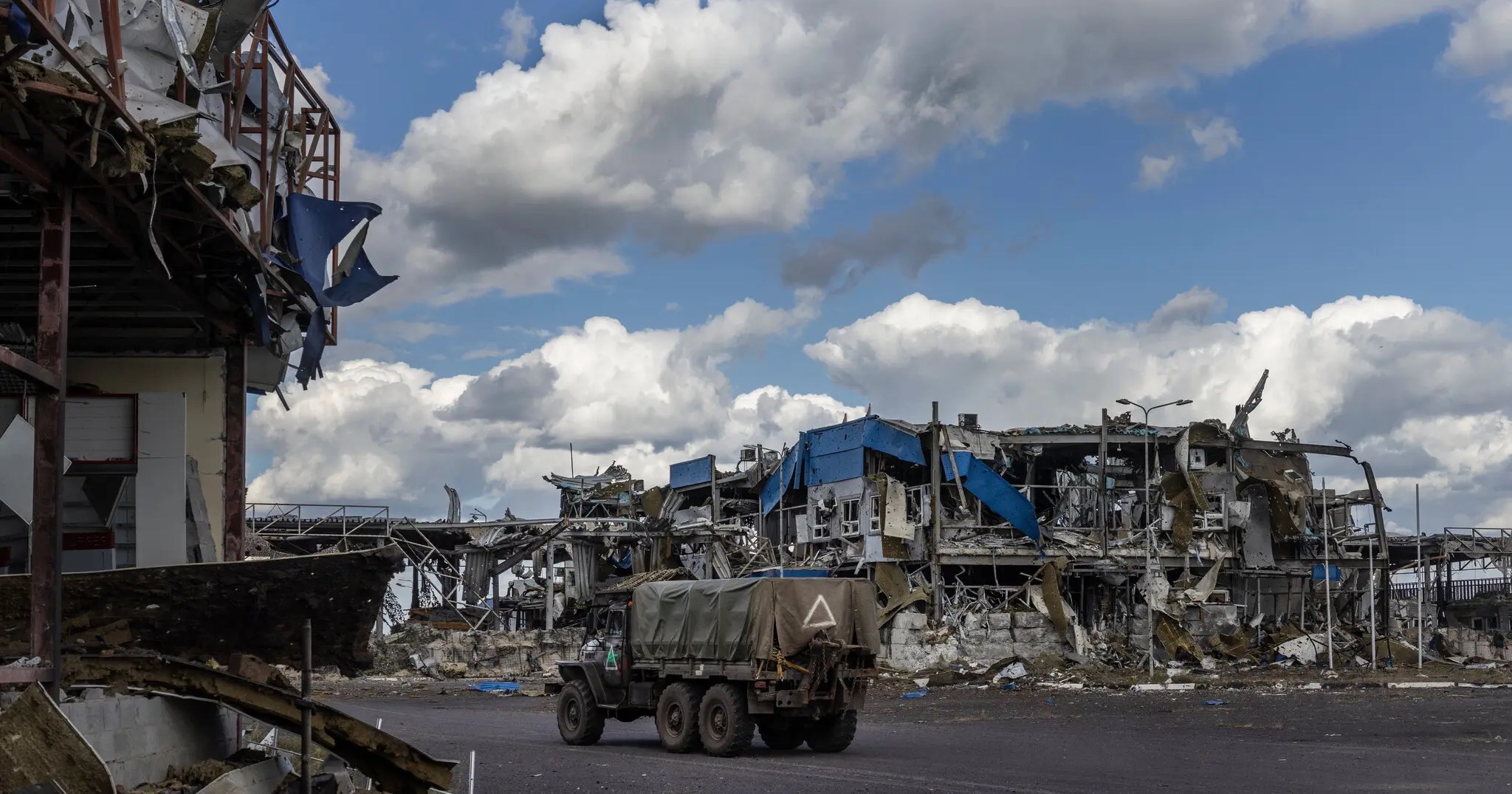 Автомобіль української армії проїжджає повз зруйнований російський прикордонний пост на переході Суджа в Росію в серпні 2024 року / Фото NYT