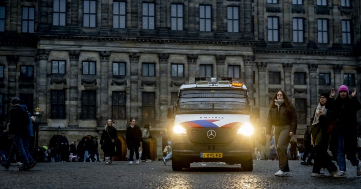 Демонстрации в Амстердаме были запрещены после столкновений между израильскими футбольными фанатами и группами молодежи / Фото AFP