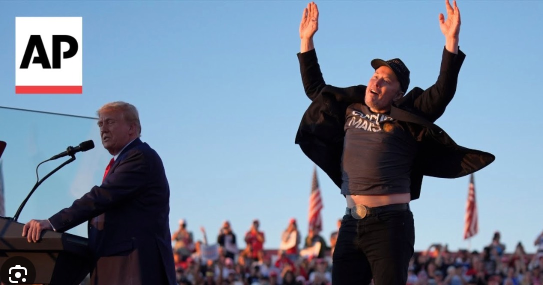 Илон Маск выпрыгивает на сцену, чтобы присоединиться к кандидату в президенты от Республиканской партии Дональду Трампу во время предвыборного митинга в Батлере, штат Пенсильвания, 5 октября 2024 года / Фото Newsweek