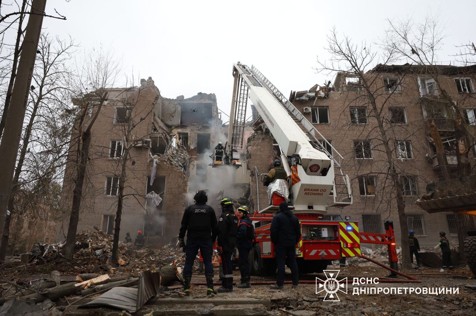 Аварійно-рятувальні роботи на місці удару по будинку у Кривому Розі / Фото: ДСНС