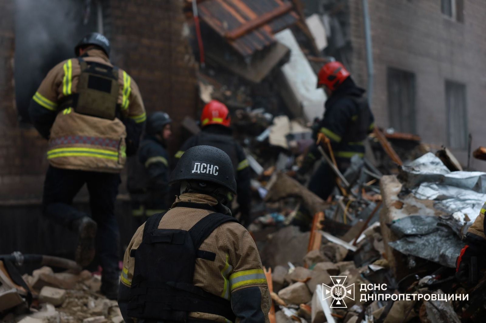 Аварійно-рятувальні роботи на місці удару по будинку у Кривому Розі / Фото: ДСНС