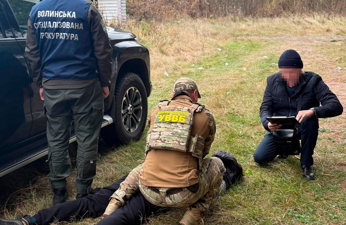 Затримання чоловіка, який пропонував прикордонникам хабар / Фото: ДПСУ