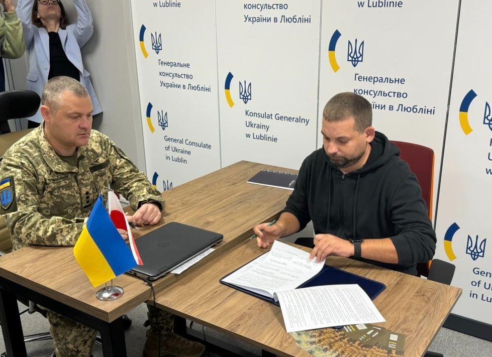 Ukrainian volunteer signs a contract with the Armed Forces of Ukraine in Lublin / Photo: Ukrinform