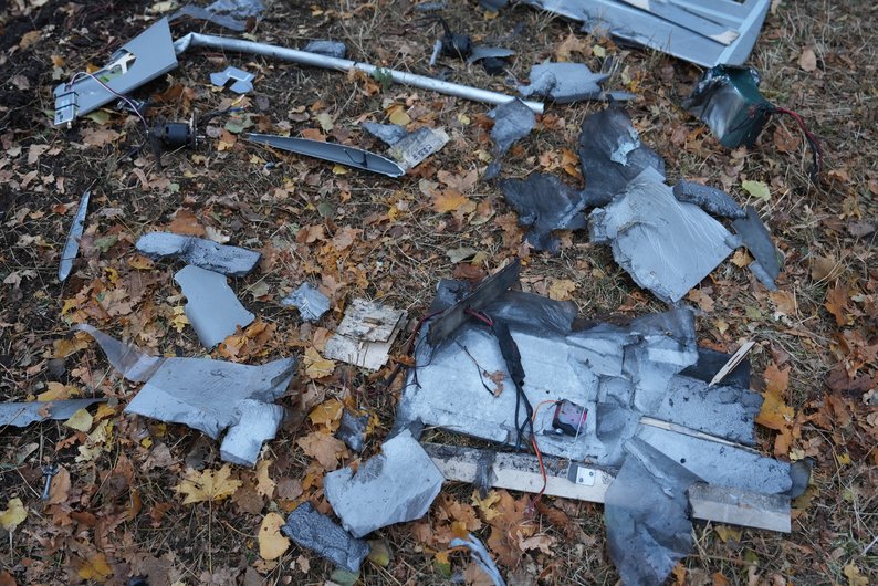 Обломки БпЛА "Молния-1" в Салтовском районе Харькова / Фото: Суспільне