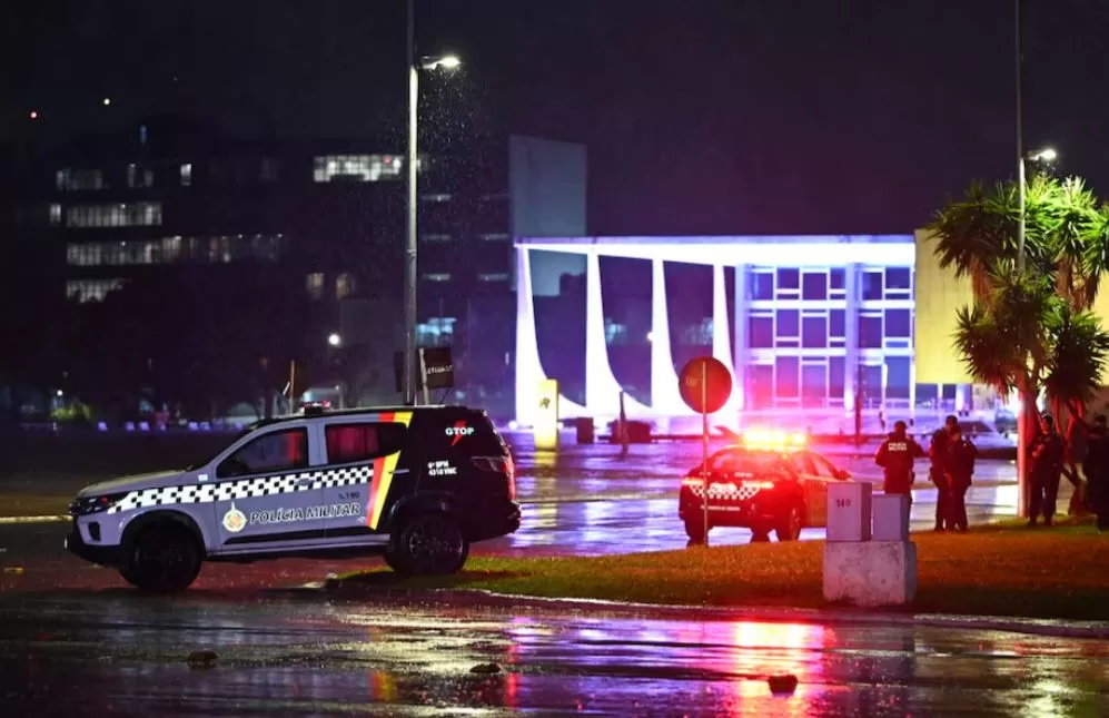 Поліцейські машини біля будівлі Верховного суду Бразилії / Фото: REUTERS