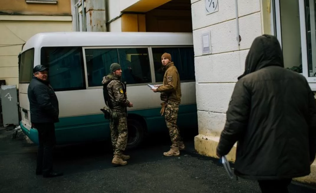 Двор одного из территориальных центров комплектования и социальной поддержки / Фото: Суспільне