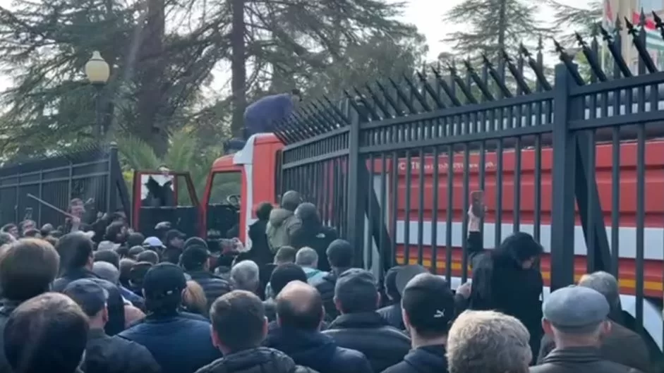 Протестующие снесли часть забора возле здания парламента Абхазии / Кадр из видео