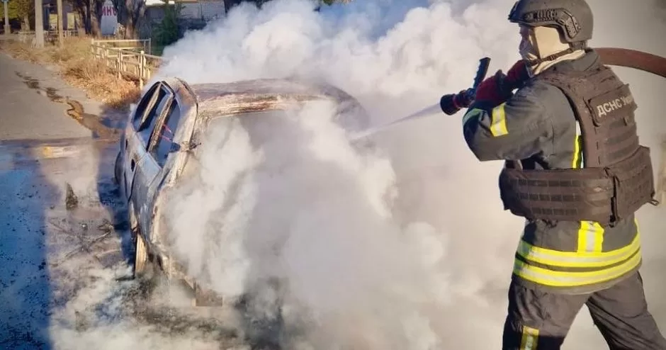 Occupants attacked a civilian car on a street in Kherson / Photo by the SES