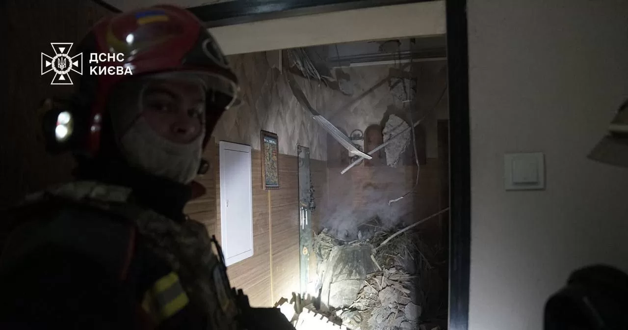 У Києві від обстрілу постраждала п'ятиповерхівка на Печерську. За даними ДСНС, сталося часткове руйнування перекриття будинку. Також пошкоджено одну з квартир. Одна людина постраждала / Фото ДСНС