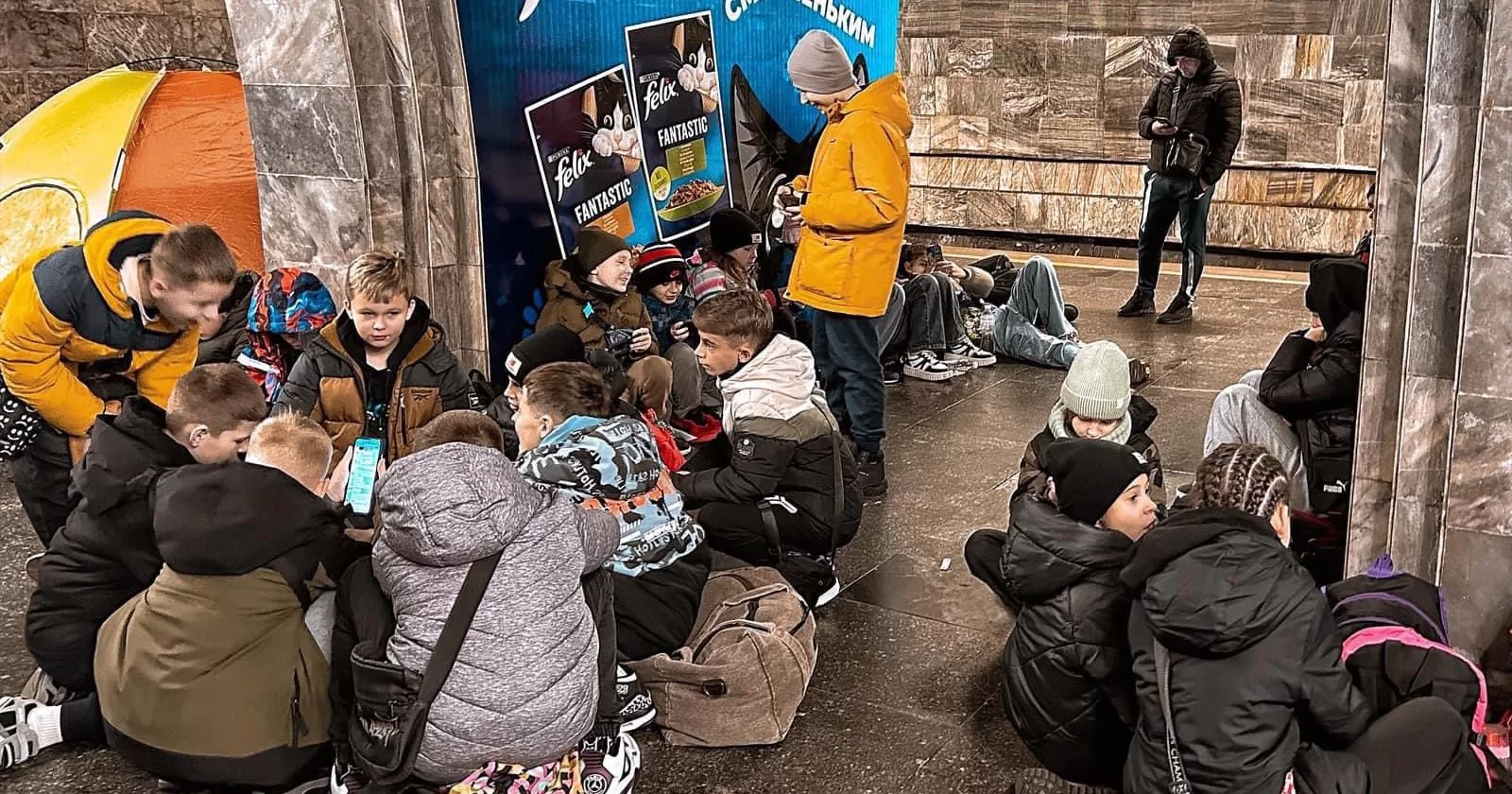 Діти ховаються від ракет у київському метро 17 листопада 2024 / Фото Yan Dobronosov @dobronosov_yan Telegraf