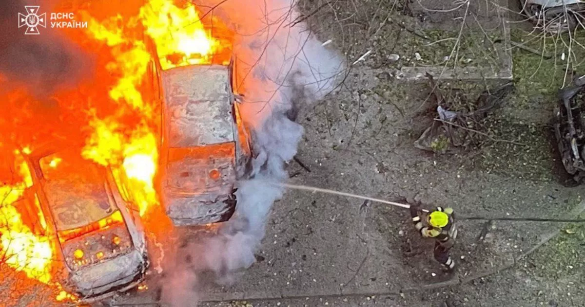 У Кременчуцькому районі ліквідовано пожежу п'яти легкових автомобілів. Займання сталося через падіння уламків ворожої ракети / Фото ДСНС