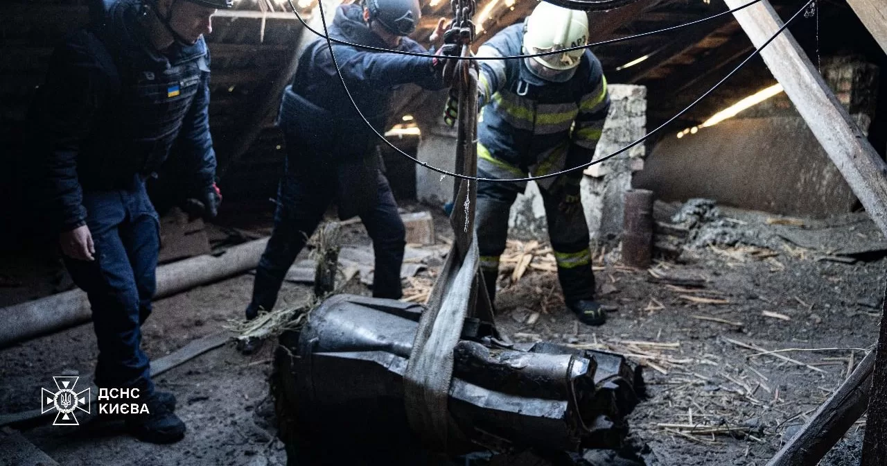 Спасатели достали часть вражеской ракеты из жилого дома в Печерском районе Киева / Фото ГСЧС