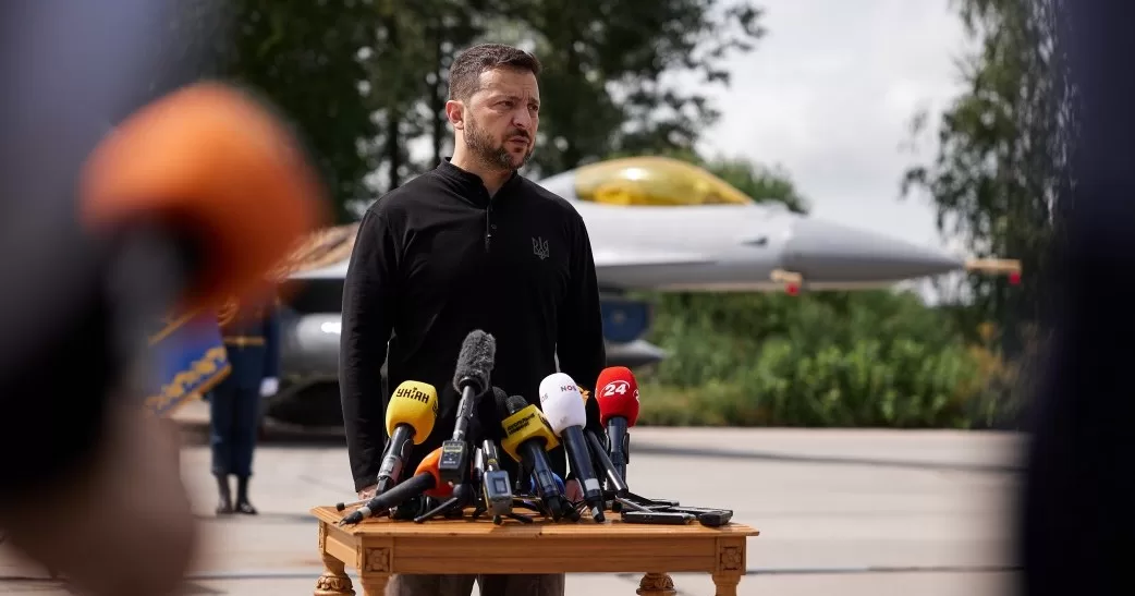 Владимир Зеленский на фоне самолета F-16 во время поздравления воинов в День Воздушных сил ВСУ 4 августа 2024 года / Фото ОПУ