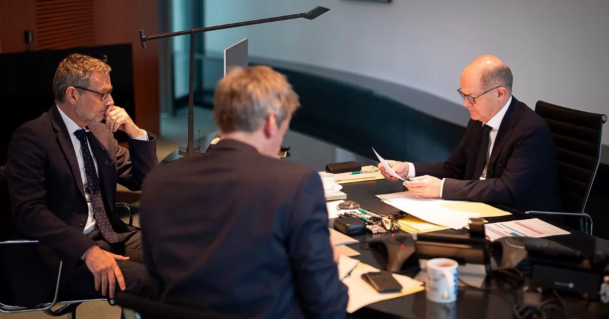 Олаф Шольц (праворуч) під час телефонної розмови з Путіним / Фото Bundeskanzler Olaf Scholz @Bundeskanzler