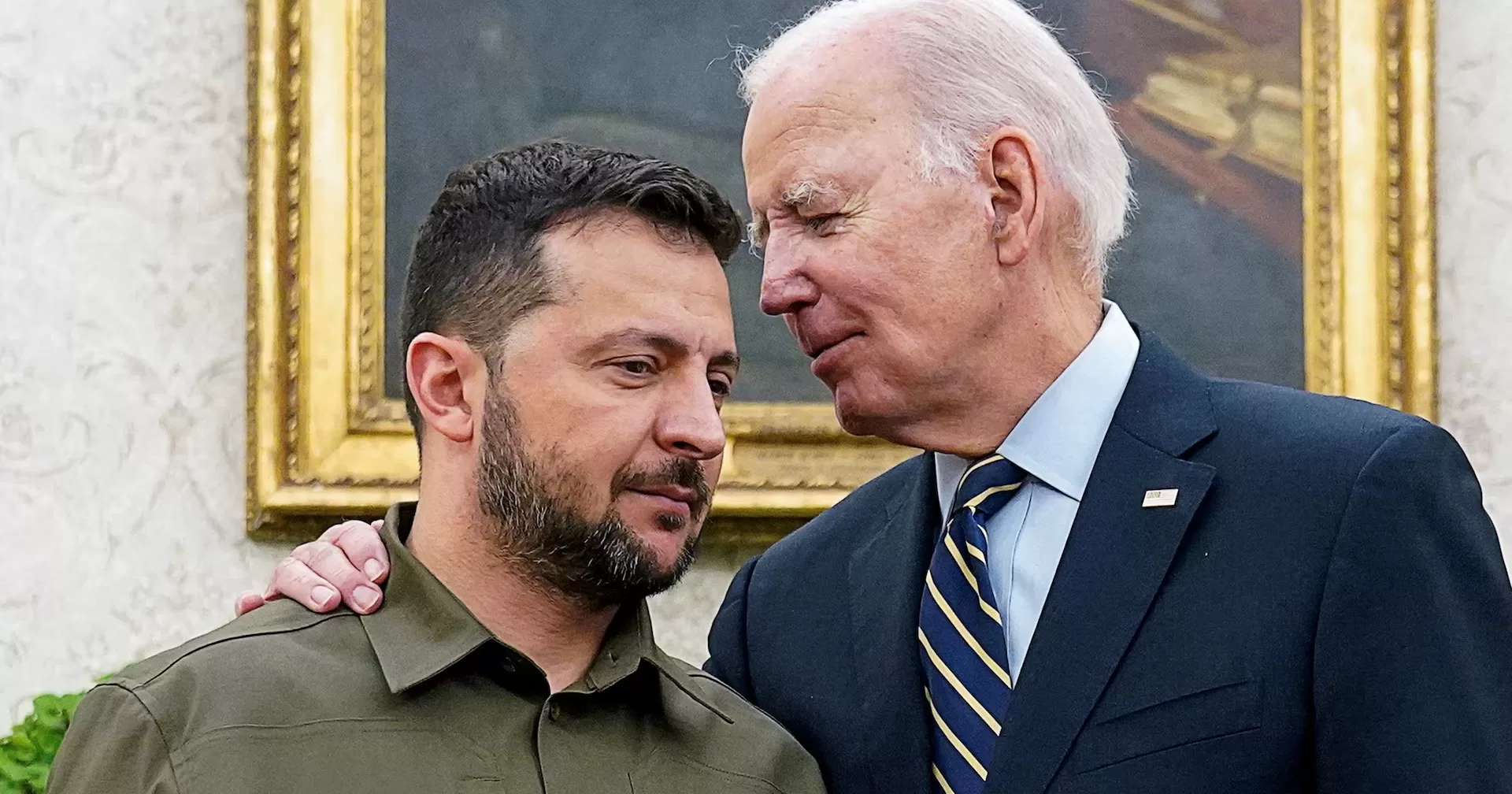 Ukrainian President Volodymyr Zelenskiy is embraced by U.S. President Joe Biden in the Oval Office of the White House in Washington, September 21, 2023 / Photo by Reuters