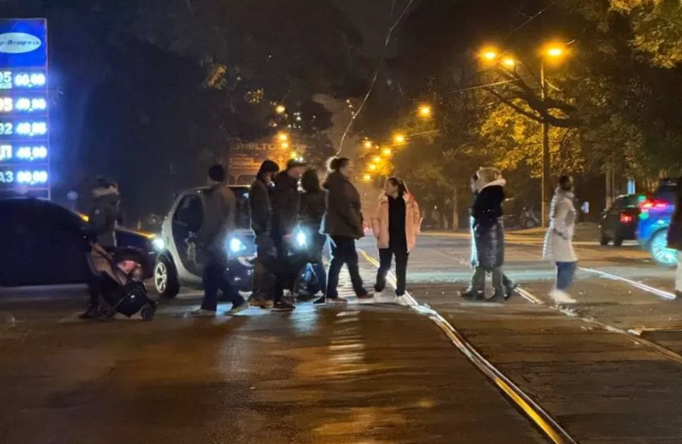 В Одесі жителі одного з мікрорайонів перекрили дорогу / Фото: Суспільне