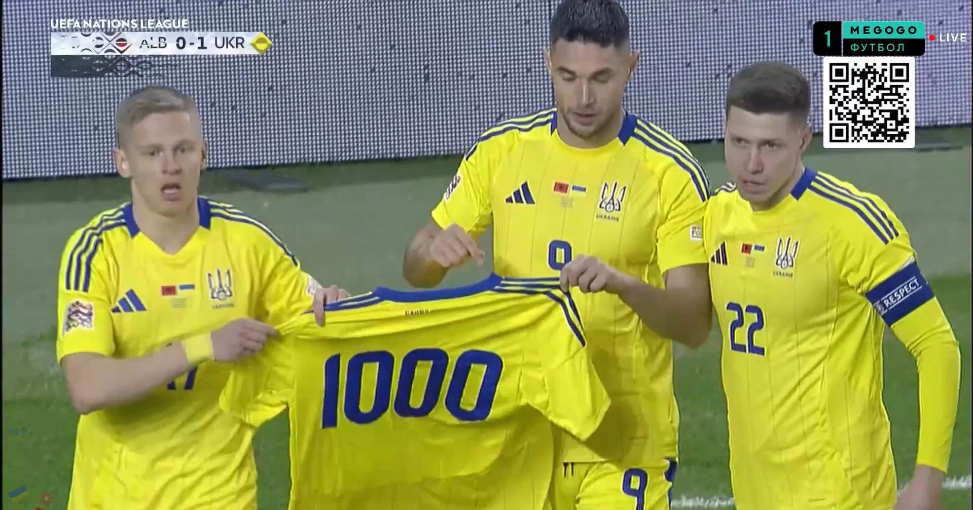 Після першого голу у ворота албанців українські гравці винесли на поле футболку збірної, на якій на місці номера надруковано "1000", нагадав таким чином світу, що 19 листопада — 1000-й день від початку повномасштабного вторгнення Росії в Україну / Скріншот трансляції