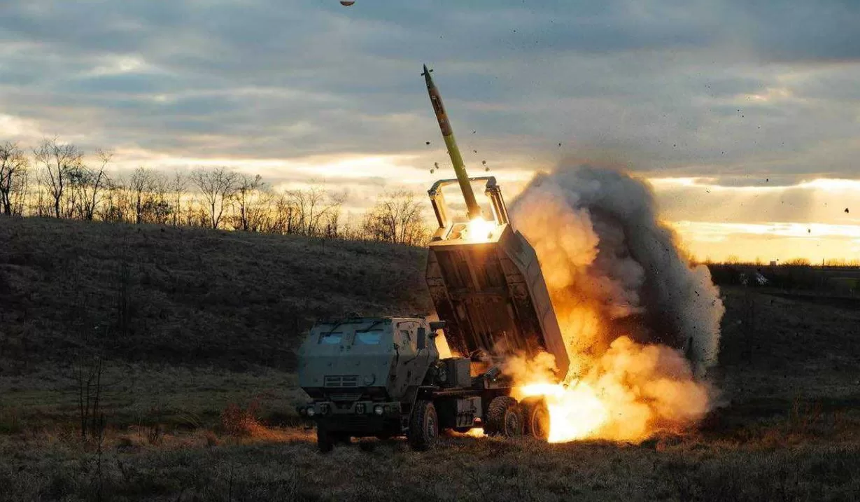 Украинский М142 HIMARS запускает ракету GMLRS / Фото: СтратКом ВСУ