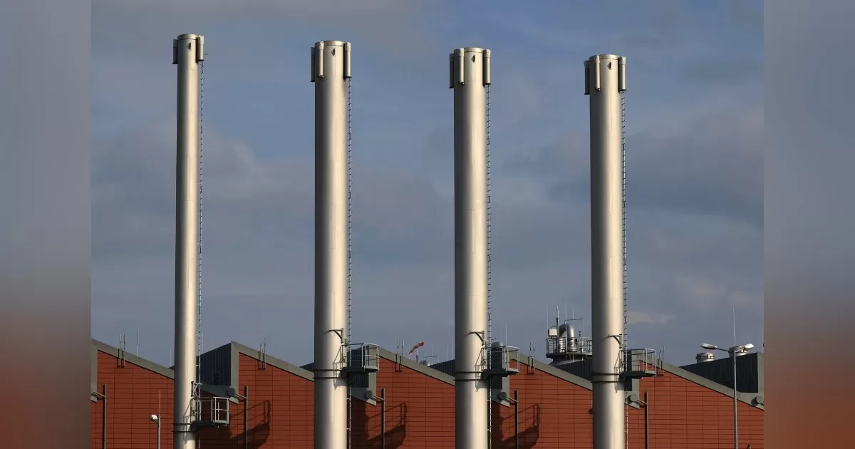 Факельные трубы на газовом хранилище в Этцеле, Германия / Фото Bloomberg