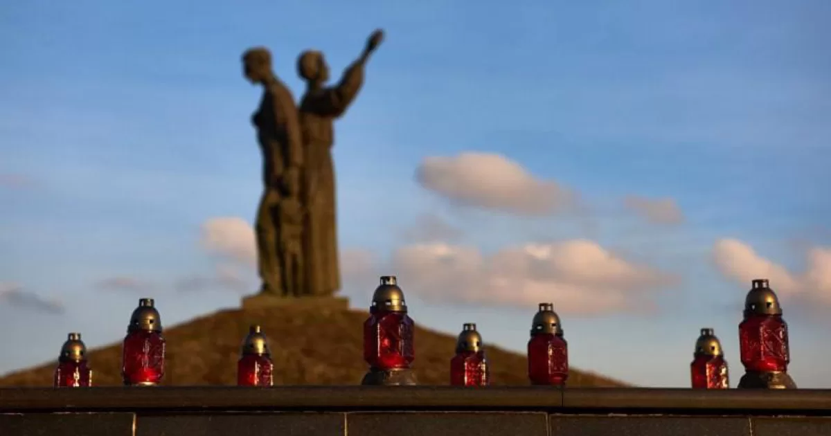 Свічки на фоні Меморіалу жертвам Голодомору біля транспортної розв'язки автомобільної траси “Харків - Москва” у Черкаській Лозовій під Харковом / Фото @ihor_terekhov