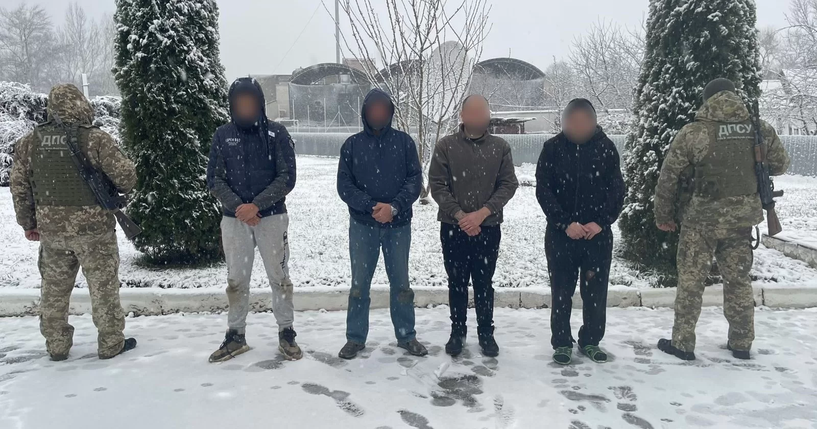 Понад 400 тисяч гривень за ризик і холодну воду: на Закарпатті затримали групу порушників / Фото ДПСУ